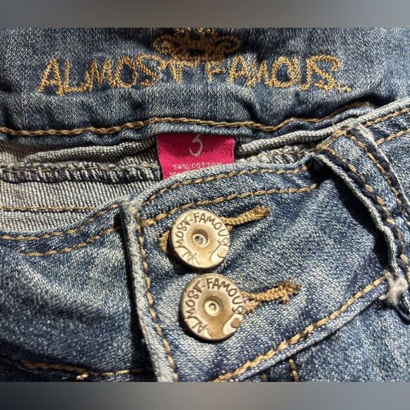Almost Famous Distressed Skinny Leg Blue Jeans EPC Size 3 Excellent Preloved Con - Picture 6 of 6